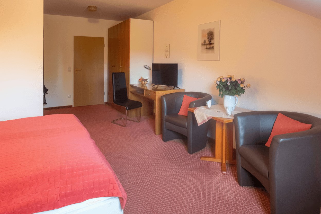 Classic-Doppelzimmer in Bad Westernkotten mit Schreibtisch, Sesseln und Fernseher