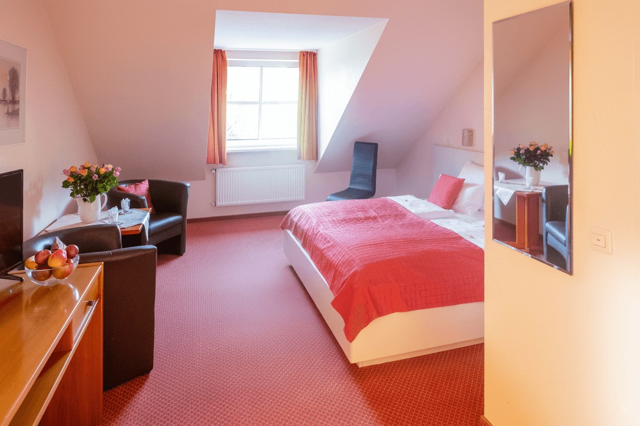 Classic-Doppelzimmer in Bad Westernkotten mit Sofa, Spiegel und Fenster