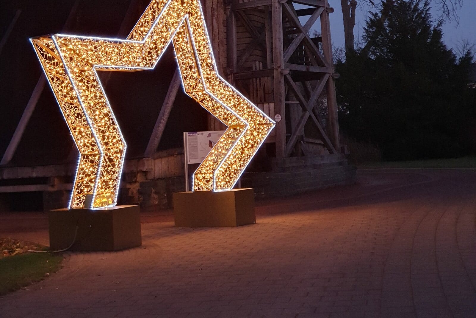 Winterlicher Kurparkzauber – Leuchtender Stern am Gradierwerk Leuchtender goldener Stern am Gradierwerk im Kurpark Bad Westernkotten bei Dämmerung