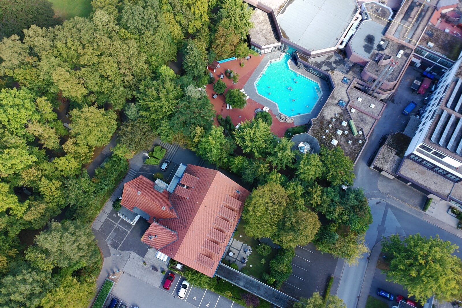 Thermalwasser Bad Westernkotten – Hellweg-Sole-Thermen Luftaufnahme Luftaufnahme der Hellweg-Sole-Thermen mit Aussenpool in Bad Westernkotten