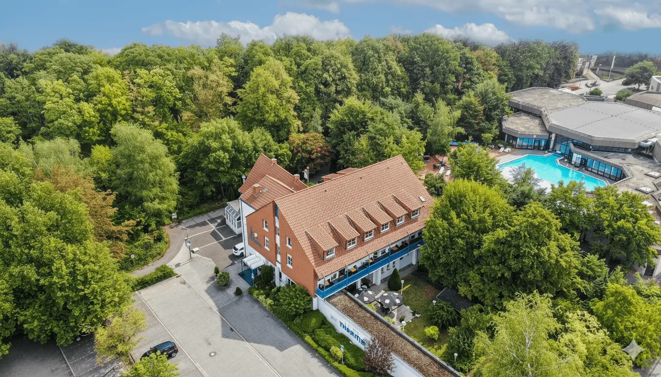 Flair Hotel zur Therme Bad Westernkotten – Luftaufnahme Luftaufnahme des Flair Hotel zur Therme in Bad Westernkotten neben den Hellweg-Sole-Thermen