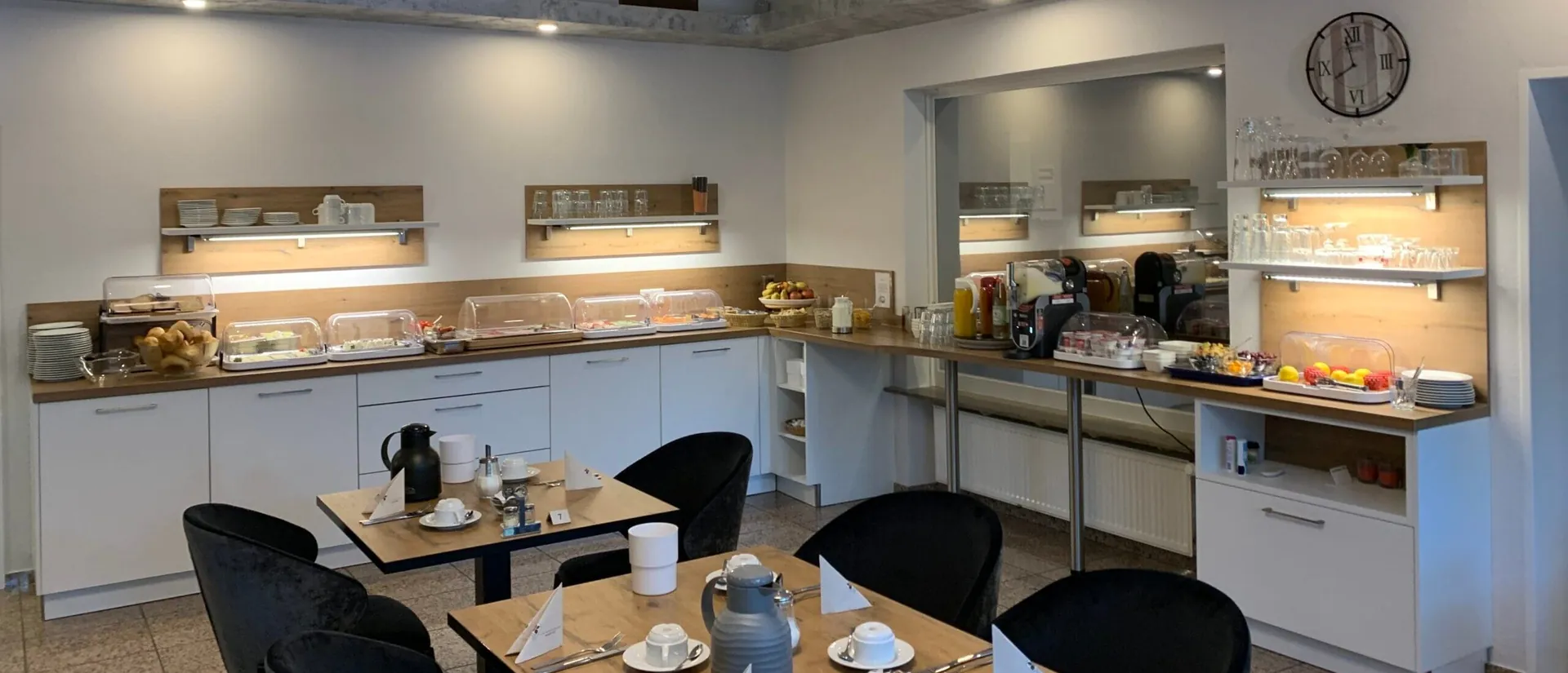 Frühstücksbuffet im Flair Hotel zur Therme mit frischen Brötchen, Wurst, Käse und Obst