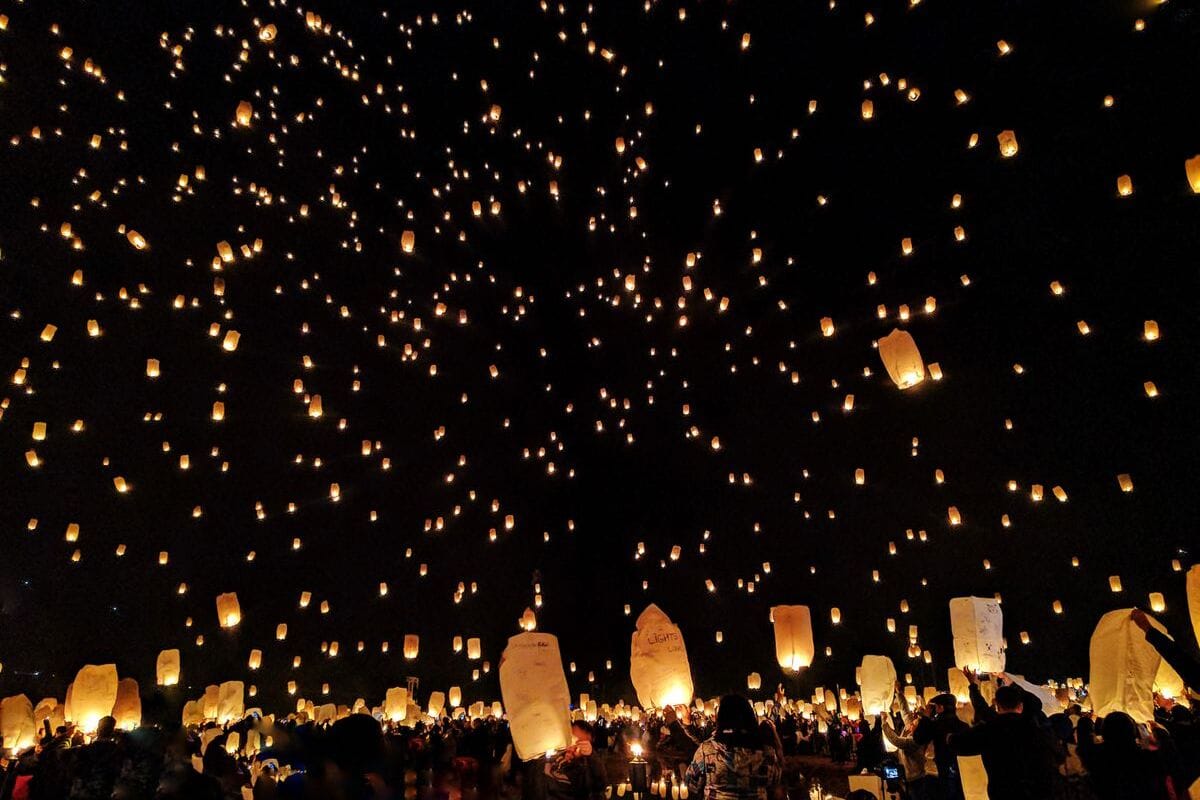 Leuchtende Lampions steigen beim Lampionfest im Kurpark Bad Westernkotten in den Nachthimmel