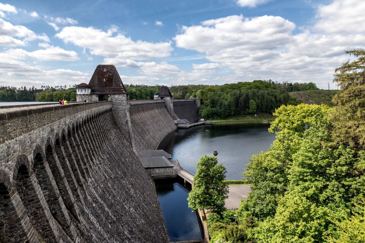 Staumauer am Möhnesee im Sommer – Ausflugsziel vom Flair Hotel zur Therme in Bad Westernkotten