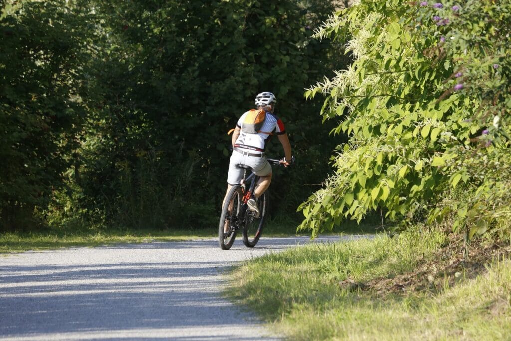Radfahrer auf einem Radweg bei Bad Westernkotten im Kreis Soest