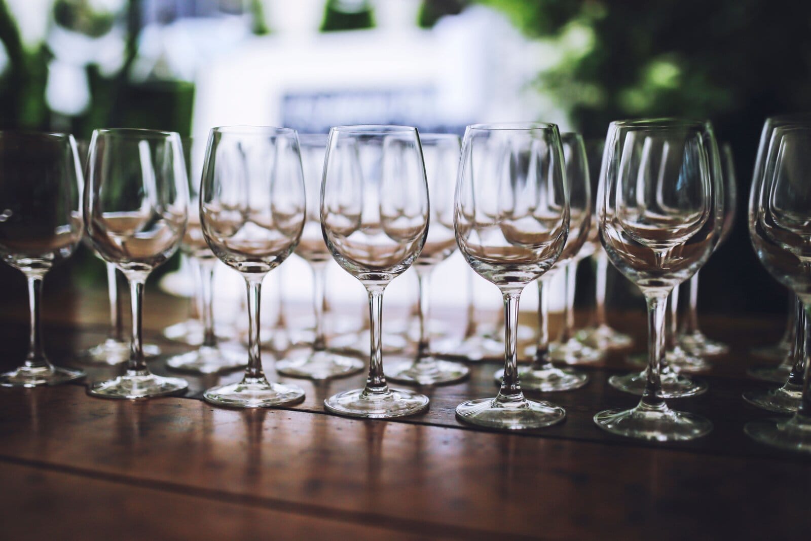 Weingläser auf einem Tisch beim Weinfest Bad Westernkotten