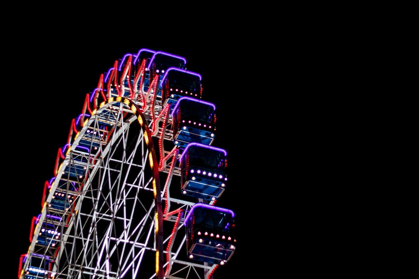 Beleuchtetes Riesenrad bei Nacht – Symbolbild für die Soester Allerheiligenkirmes