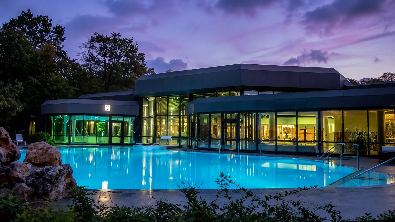 Hellweg-Sole-Thermen Bad Westernkotten – beleuchtetes Außenbecken in der Abenddämmerung