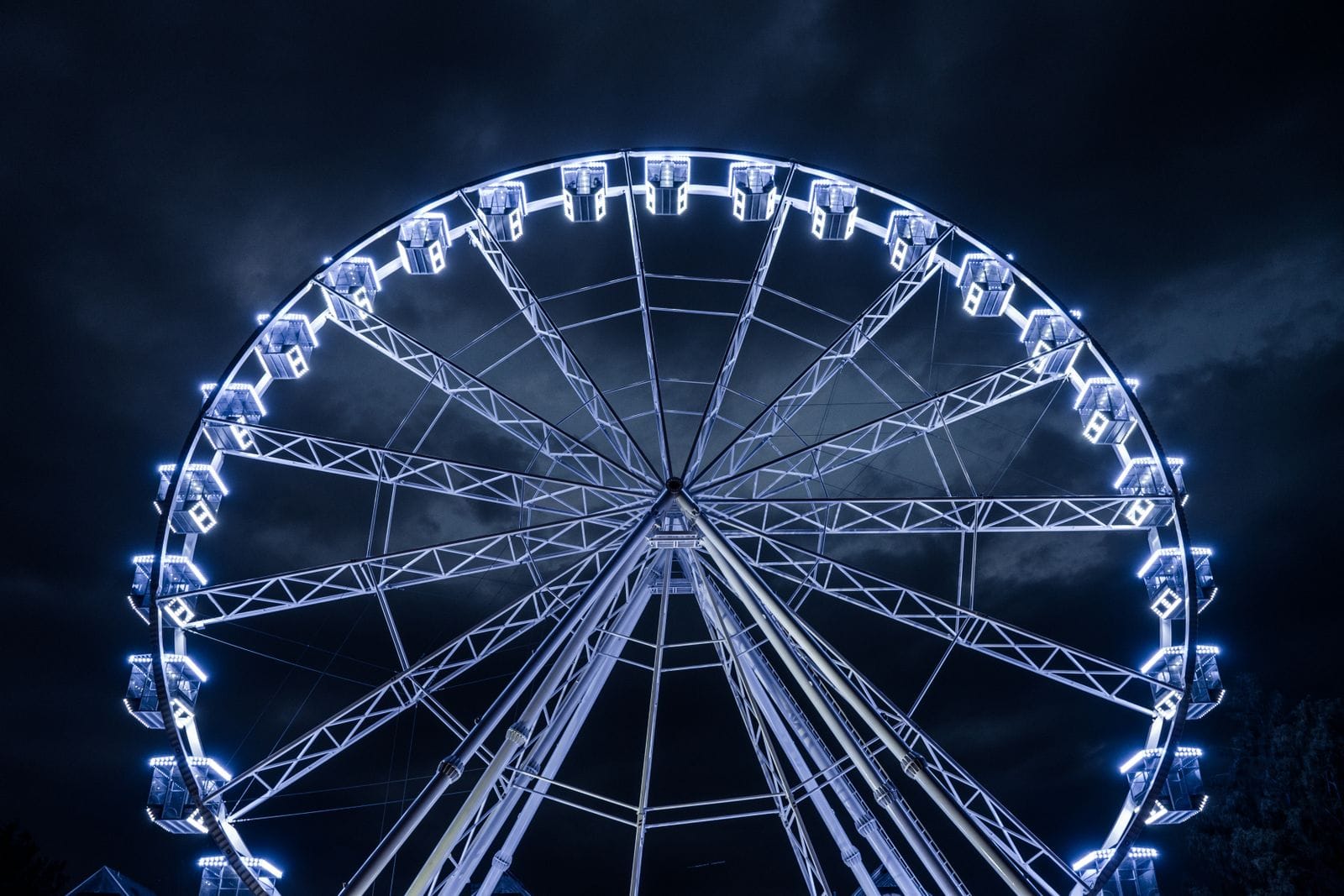 Beleuchtetes Riesenrad bei Nacht – Symbolbild für die Herbstwoche Lippstadt
